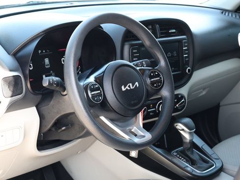 Used 2025 Kia Soul LX w/ LX Technology Package FWD image 12