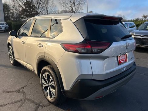 Used 2023 Nissan Rogue SV image 9