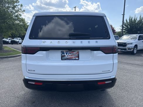 Used 2024 Jeep Wagoneer Series II w/ Flexible Seating Group RWD image 10