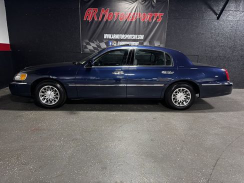 Used 2002 Lincoln Town Car Signature RWD image 2