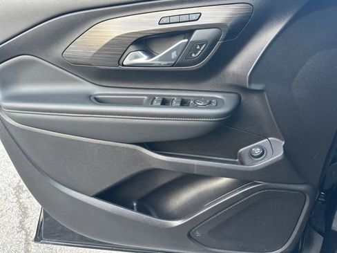 Used 2024 GMC Terrain SLT image 33