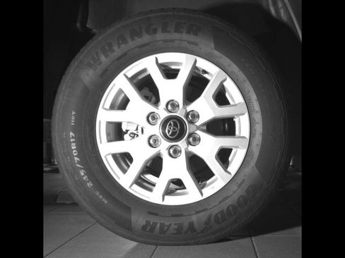 Certified 2025 Toyota Tacoma SR5 AWD/4WD image 10