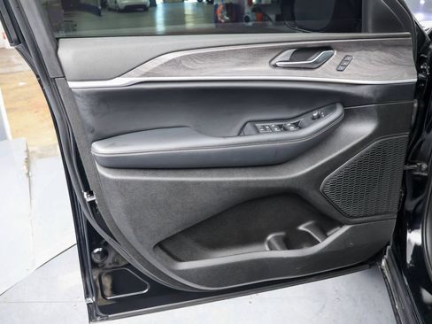 Used 2023 Jeep Grand Cherokee Limited AWD/4WD image 22