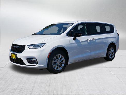 New 2026 Chrysler Pacifica Select image 3