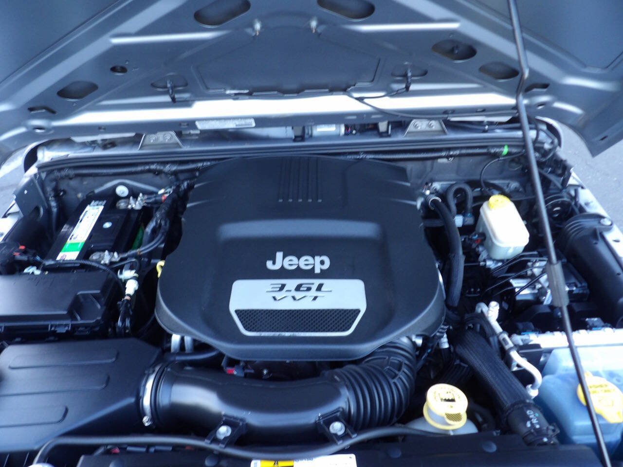 Used 2013 Jeep Wrangler Sport w/ Connectivity Group AWD/4WD image 12