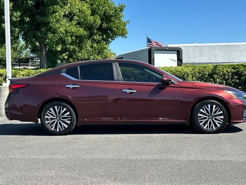 Certified 2023 Nissan Altima 2.5 SV w/ SV Premium Package FWD image 3