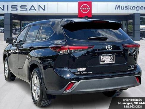 Used 2024 Toyota Highlander LE image 4