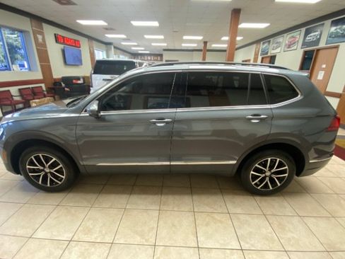 Used 2021 Volkswagen Tiguan SE FWD image 2