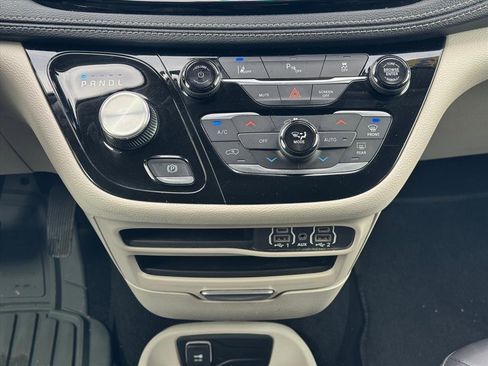 Used 2023 Chrysler Pacifica Touring-L image 19