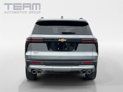 Used 2025 Chevrolet Traverse LT image 6