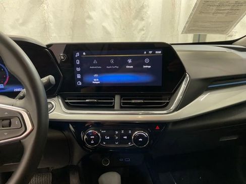 Used 2025 Chevrolet Trax LT w/ LT Convenience Package FWD image 17