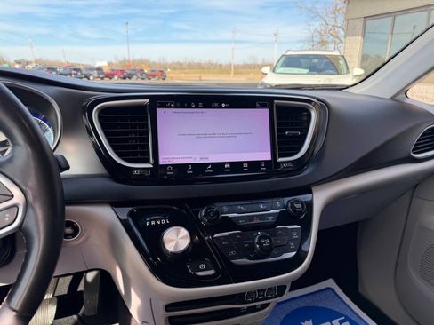 Used 2022 Chrysler Pacifica Touring-L image 16