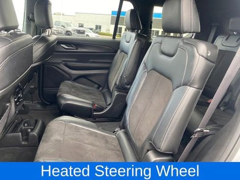 Used 2023 Jeep Grand Cherokee L Laredo image 16