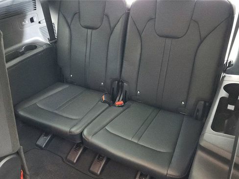 Used 2024 Kia Sorento S image 22