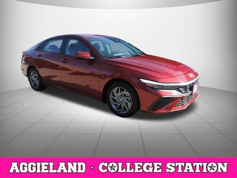 Used 2024 Hyundai Elantra SEL FWD image 3