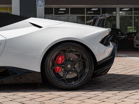 Used 2018 Lamborghini Huracan Performante image 11