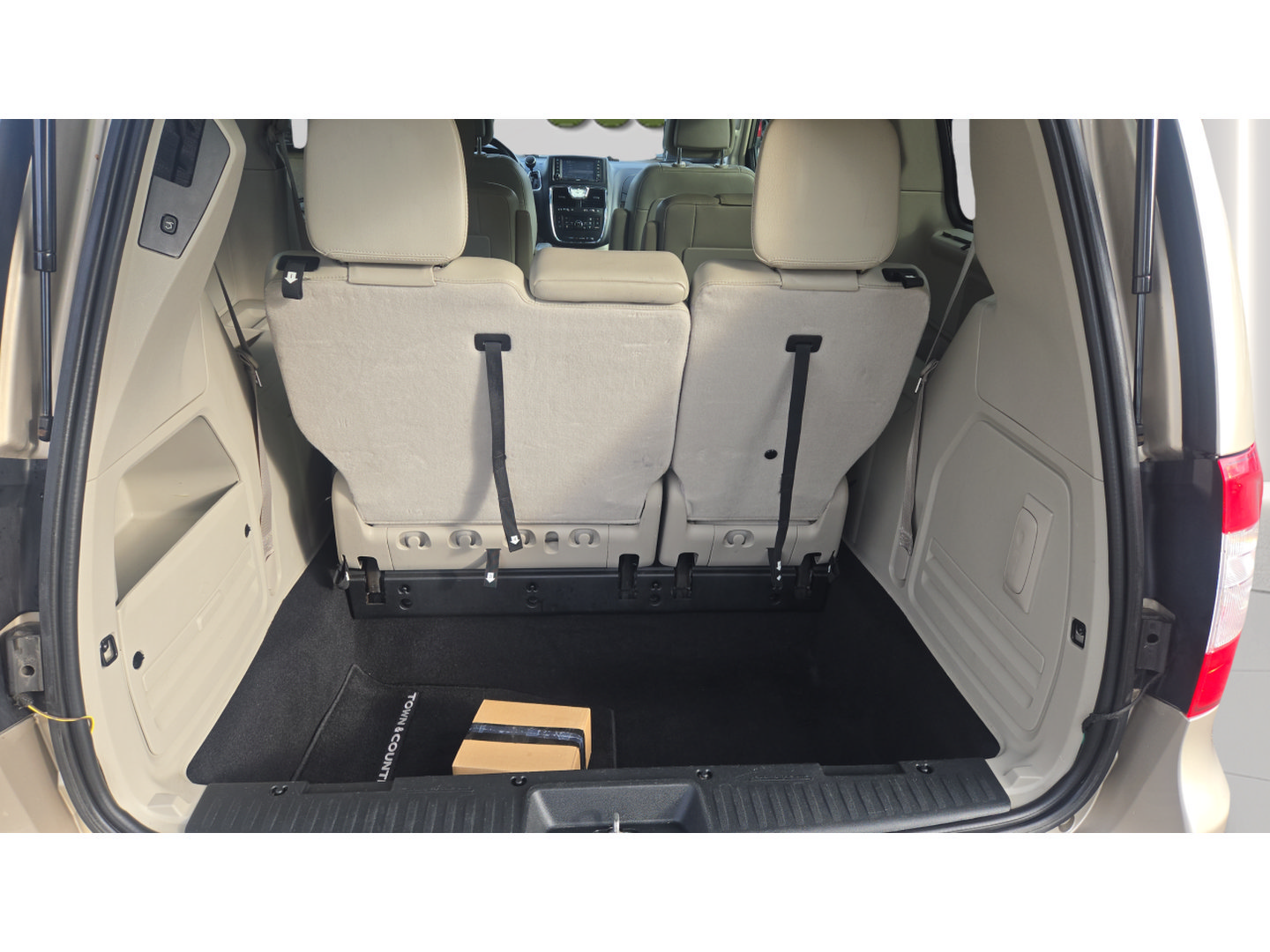 Used 2012 Chrysler Town & Country Touring-L w/ Entertainment Group #2 FWD image 25
