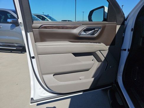 Used 2022 Chevrolet Tahoe Z71 w/ Luxury Package AWD/4WD image 21