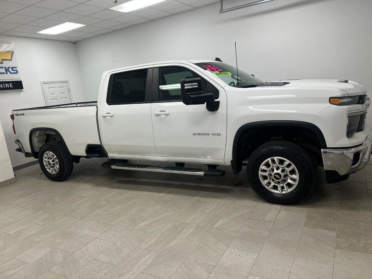 Used 2025 Chevrolet Silverado 2500 LT w/ Convenience Package AWD/4WD image 11