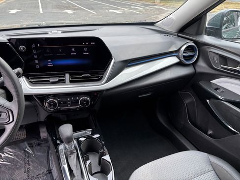 Used 2025 Chevrolet Trax LT image 30