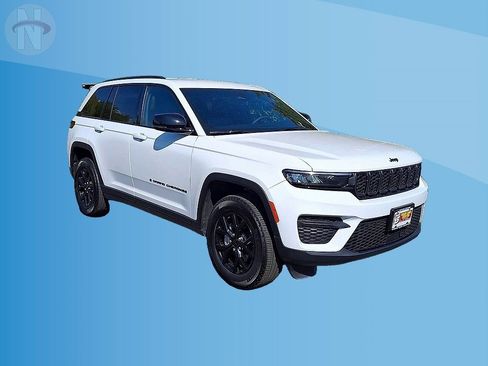 Used 2024 Jeep Grand Cherokee Altitude AWD/4WD image 2