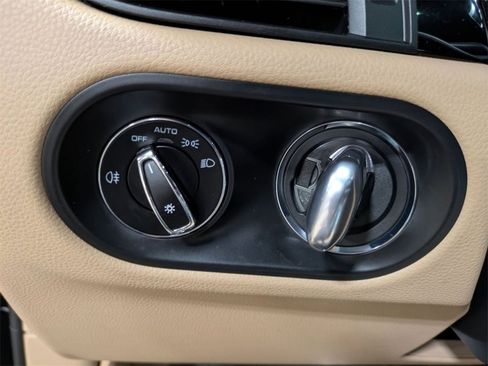 Used 2022 Porsche Macan w/ Premium Package Plus image 21