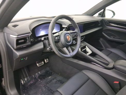 Used 2025 Porsche Macan Electric RWD image 4