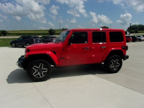 Used 2025 Jeep Wrangler Unlimited Sahara AWD/4WD image 5