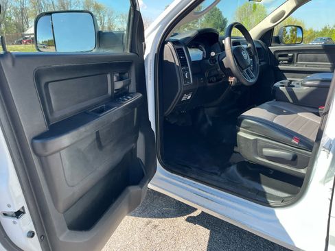 Used 2022 RAM 1500 Tradesman w/ Chrome Appearance Group AWD/4WD image 9