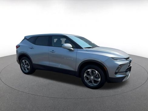 Used 2025 Chevrolet Blazer LT FWD image 2