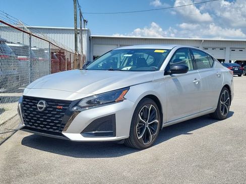 Certified 2023 Nissan Altima 2.5 SR w/ SR Premium Package FWD image 2