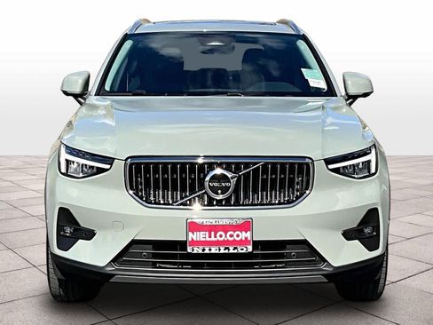 Used 2025 Volvo XC40 B5 Plus image 3