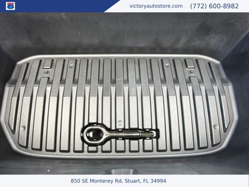 Used 2022 Tesla Model Y Long Range AWD/4WD image 29