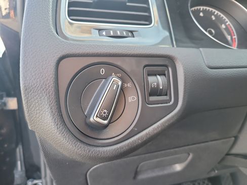 Used 2021 Volkswagen Golf 4-Door image 32