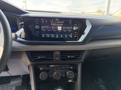 Used 2024 Volkswagen Taos SE w/ Panoramic Sunroof Package image 18