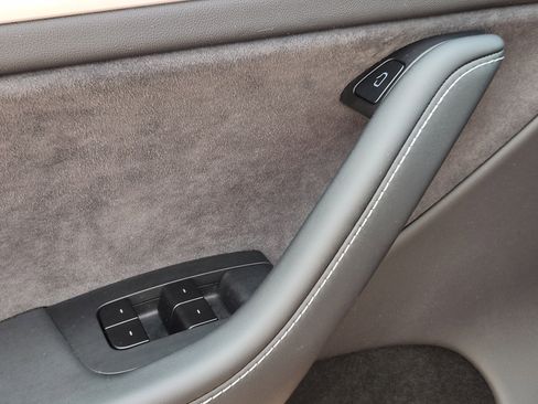 Used 2025 Tesla Model Y Long Range image 29