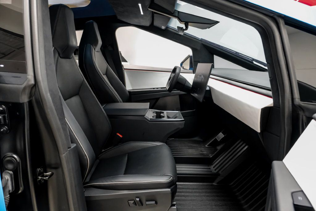 Used 2024 Tesla Cybertruck AWD Crew Cab image 33