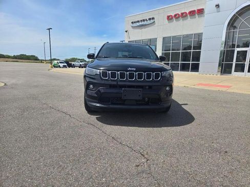 Used 2025 Jeep Compass Latitude AWD/4WD image 2
