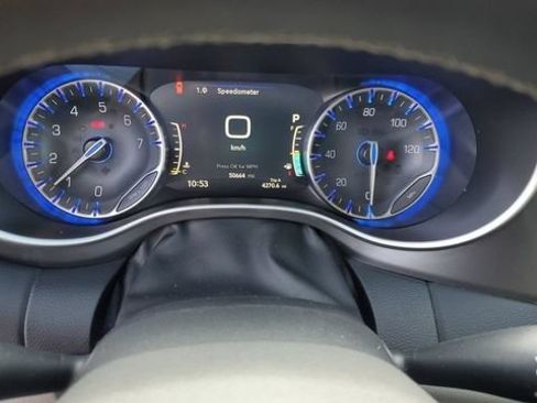 Used 2024 Chrysler Pacifica Touring-L FWD image 10