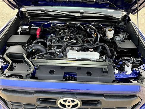 Used 2024 Toyota Tacoma TRD Off-Road AWD/4WD image 31