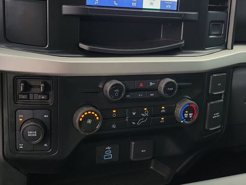 Certified 2025 Ford F250 XLT w/ FX4 Off-Road Package image 28