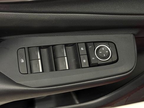 Used 2025 Toyota Prius Plug-In Hybrid w/ Limited Premium Package FWD image 21