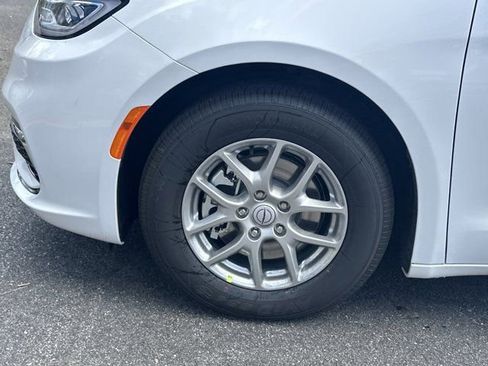 New 2026 Chrysler Pacifica Select image 11
