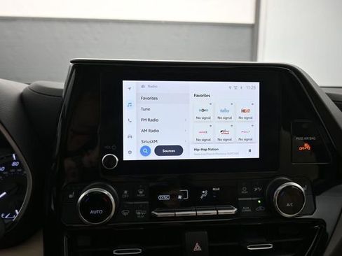Used 2023 Toyota Highlander XLE FWD image 19