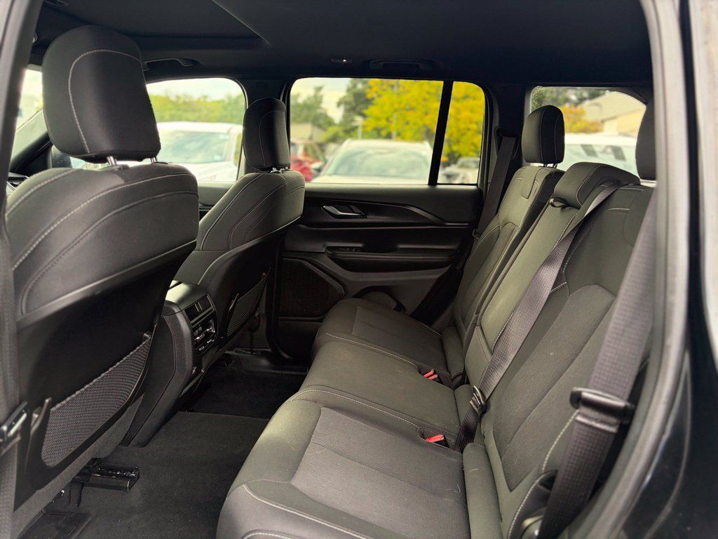 Used 2024 Jeep Grand Cherokee Laredo X AWD/4WD image 12