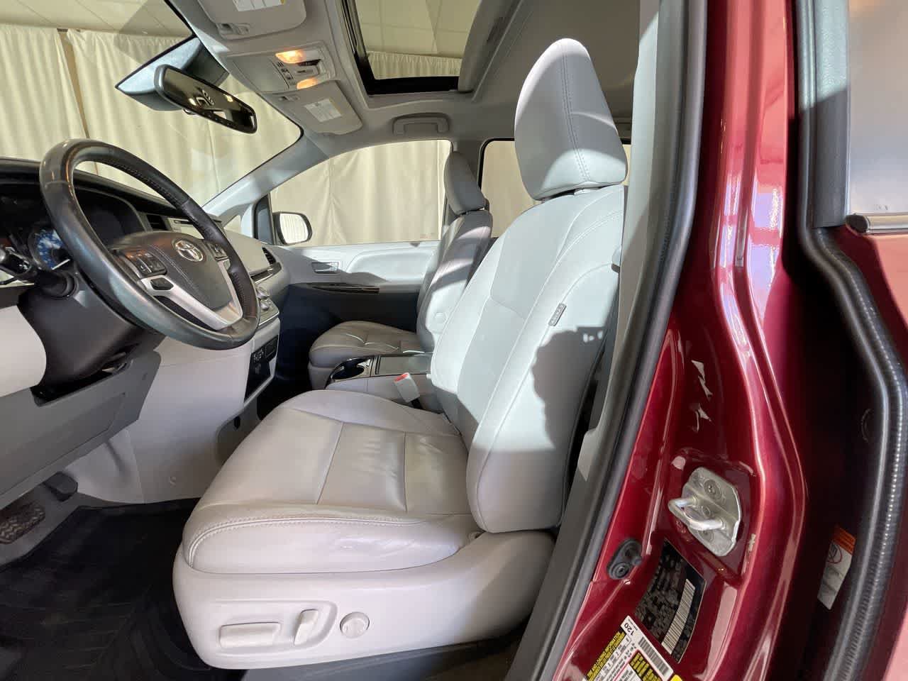 Used 2018 Toyota Sienna XLE FWD image 11