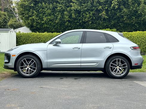 Certified 2025 Porsche Macan image 2
