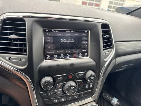 Used 2019 Jeep Grand Cherokee Laredo w/ Security & Convenience Group AWD/4WD image 12