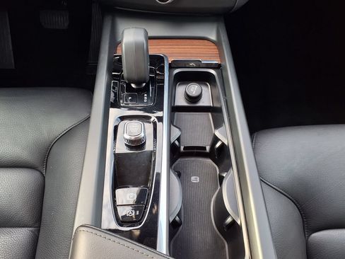 Certified 2024 Volvo XC60 B5 Plus AWD/4WD image 30
