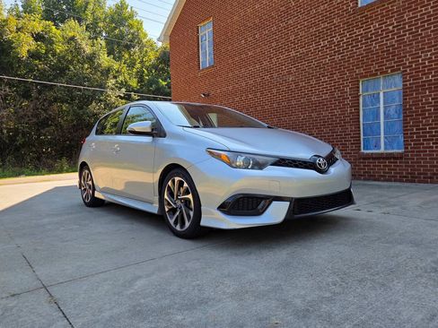 Used 2018 Toyota Corolla iM w/ Carpet Mat Package (TMS) FWD image 3